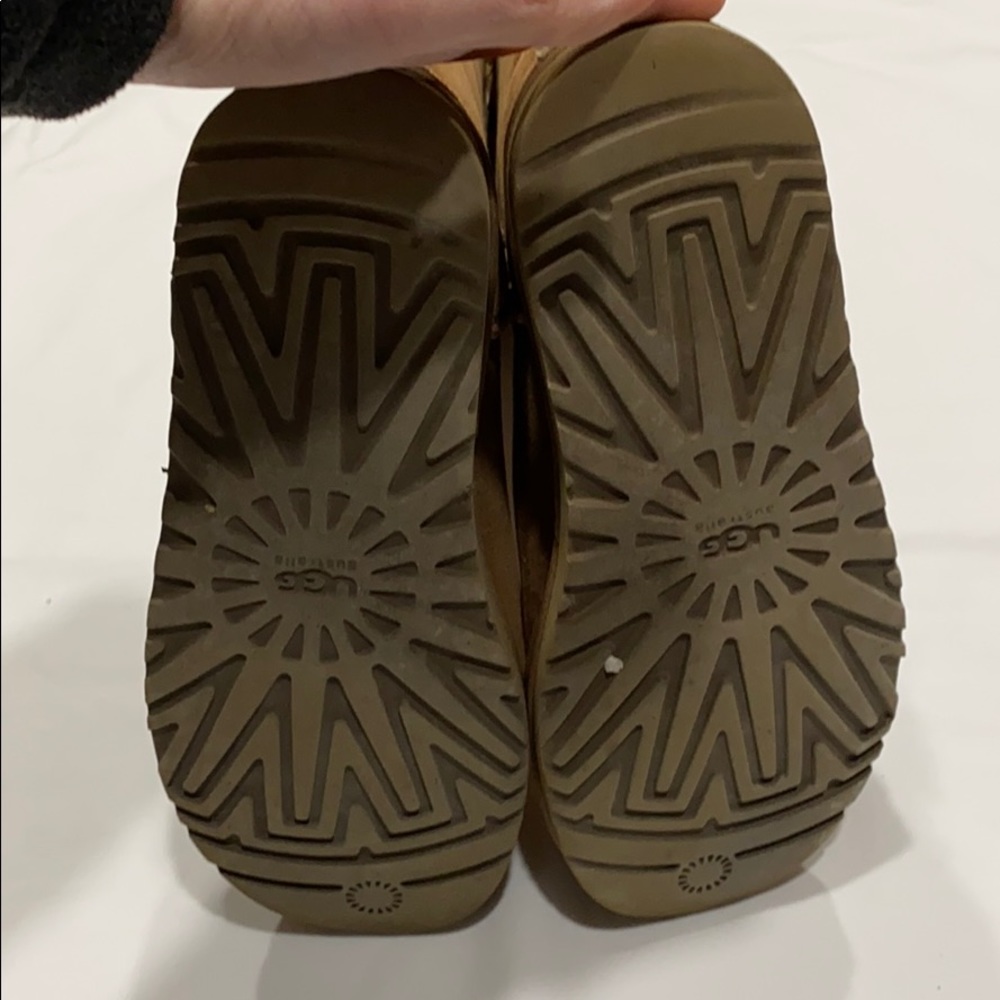 Ugg w/Bailey Button Triplet in Chestnut - Picture 10 of 14